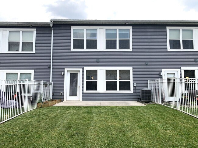 Building Photo - Spacious 3-Bed, 2.5-Bath Townhouse with Fenced Backyard!