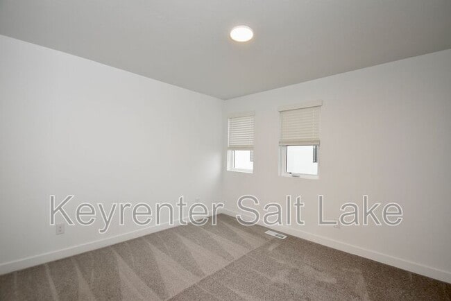 Building Photo - 1590 S 900 W