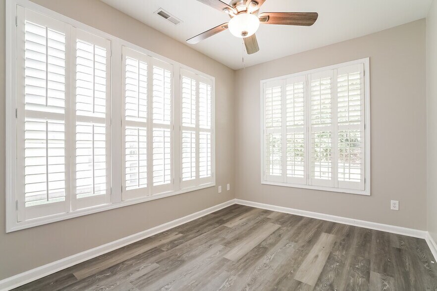 Building Photo - 8137 Marshall Brae Dr