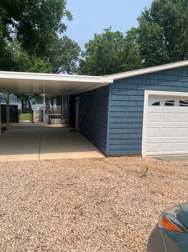 Building Photo - 3 bedroom 2 bath on High Rock Lake