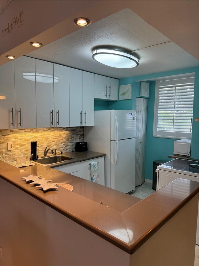 Building Photo - 5300 NE 24th Terrace