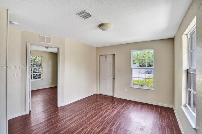 Building Photo - 727 22nd St