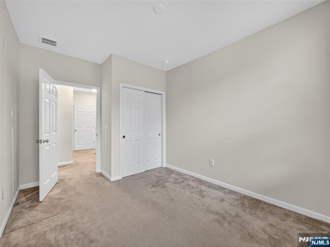 Building Photo - 69 Arnold Dr