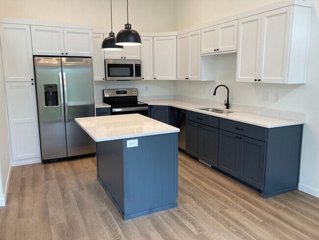 Building Photo - 3 Bed 3 Bath Twin Home