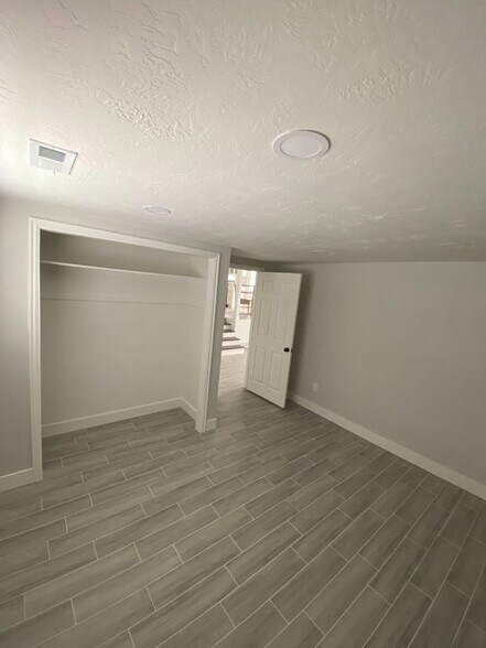 Building Photo - 586 E 150 S