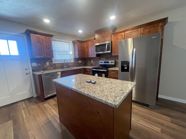 Building Photo - New Never Occupied - Brand New 2 bedroom 2 bath Duplex in Kimberling City, MO