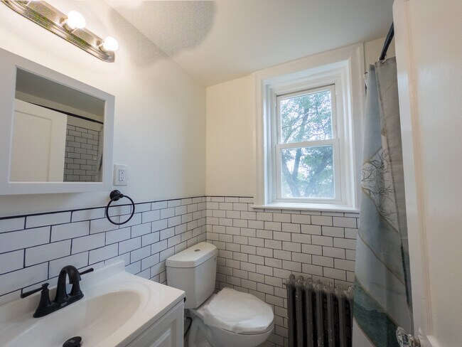 Two Bedroom Apartment with Den | Folcroft Courts - Folcroft Courts Apartments