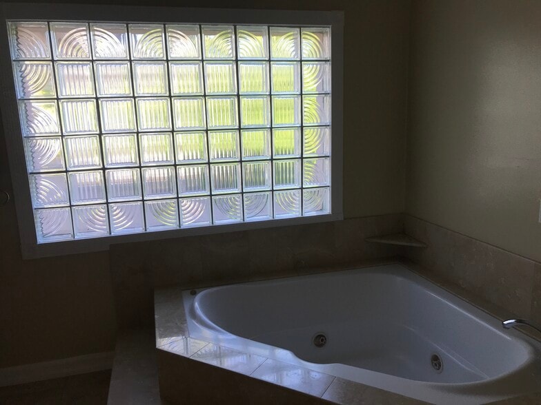 Building Photo - 1304 Mackay Ln