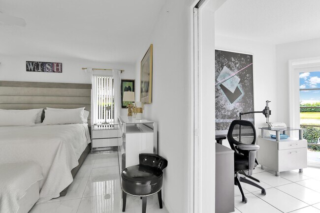 Building Photo - 450 French Royale Cir