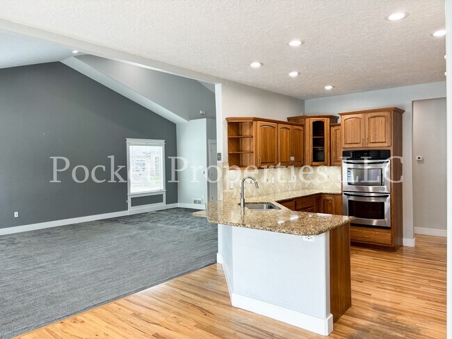 Building Photo - 874 E Forest Ridge Ct