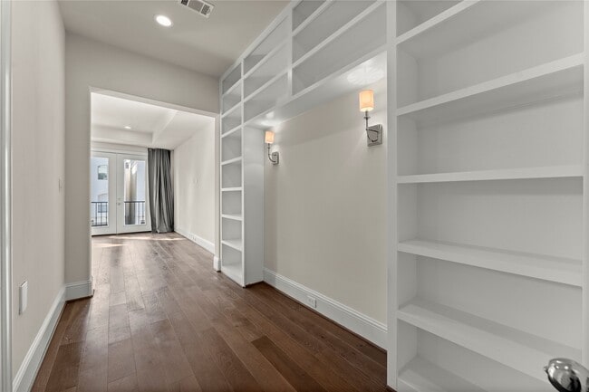 Building Photo - 1902 W 25th St