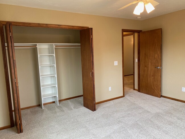 Front bedroom - 6025 Rock Chuck Cir