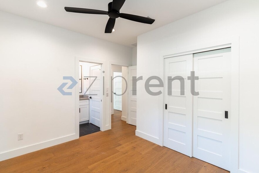 Building Photo - Unit