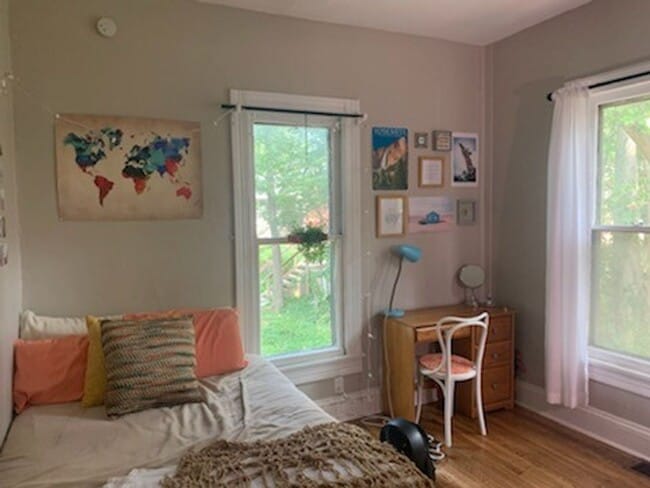 Building Photo - 3 bedroom, 2 bath House - Available August...