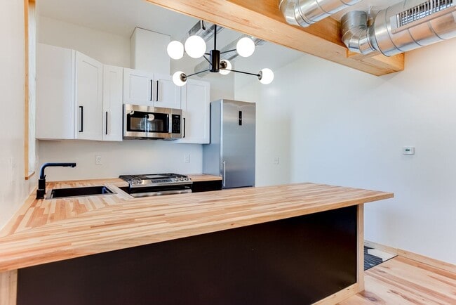 Building Photo - Gorgeous 2 bed, 2 bath 1 garage home in Li...