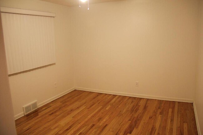 Building Photo - 6889 Country Lane