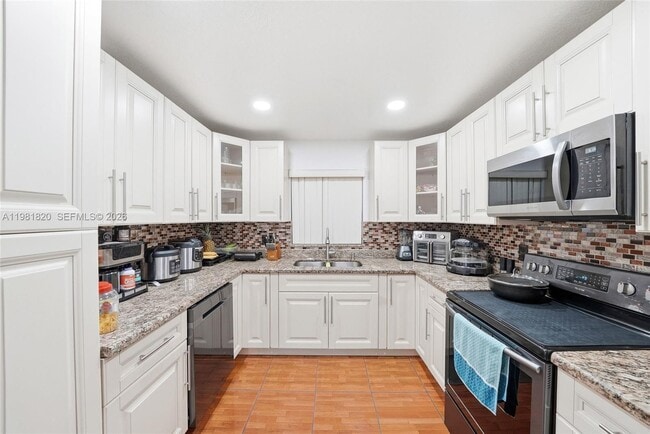 Building Photo - 2875 NW 9th Ct