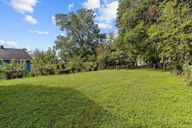 Building Photo - Beautifully Renovated 4 Bedroom 2 Bath Hom...