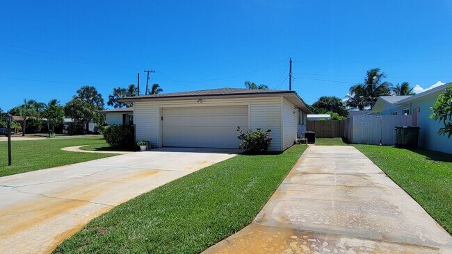 Building Photo - Beautiful Corner Lot Rental-Large 4 Bedroo...