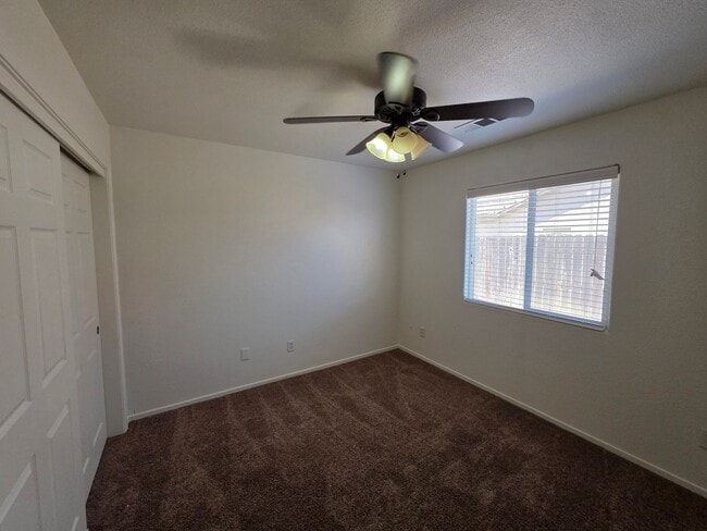 Building Photo - 4 bedroom 2 bathroom in NW Visalia!