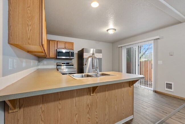 Building Photo - Beautiful 4bed/2.5bath - 1/2 OFF First months rent!