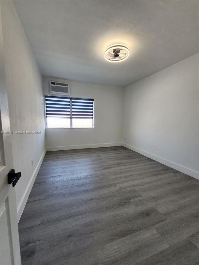 Building Photo - 2101 Normandy Dr