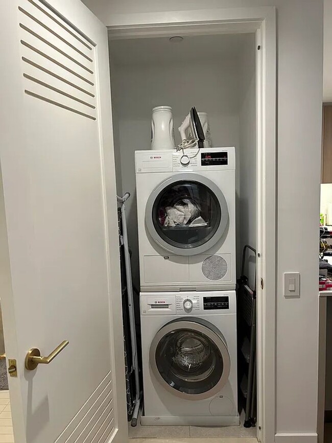 Building Photo - Skyline Tower - 2707