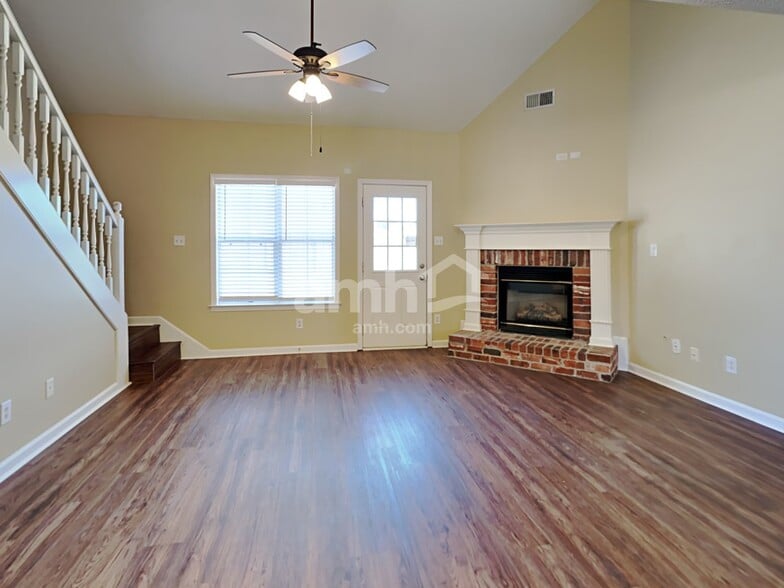 Building Photo - 1400 Pendulum Dr N
