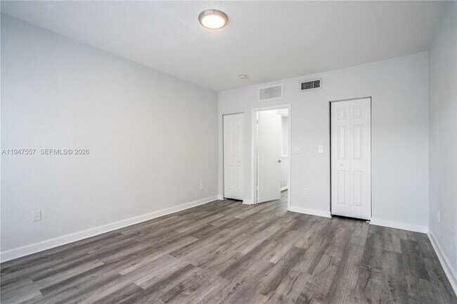 Building Photo - 2180 Bay Dr