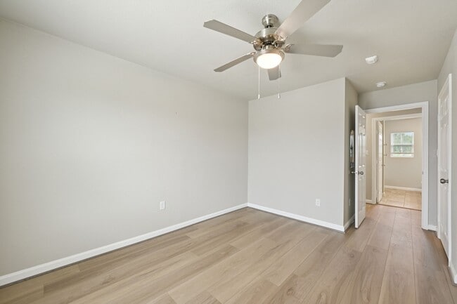 Building Photo - 254 Plez Morgan Dr