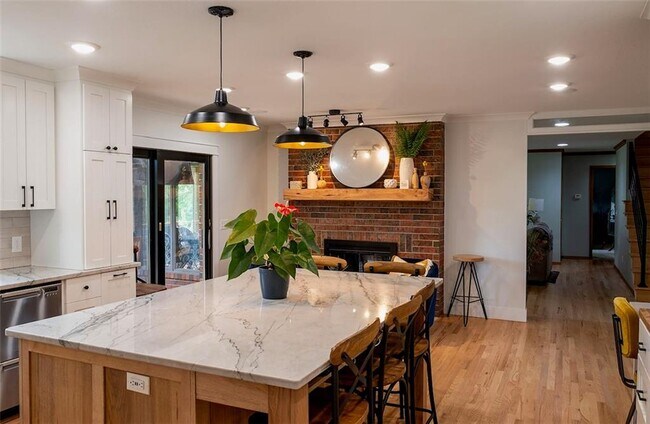 Building Photo - 14 S Mission Hills Cir