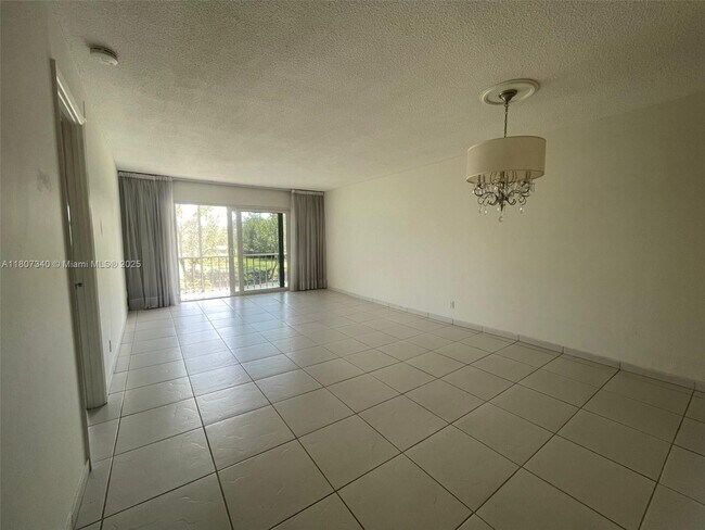 Building Photo - 950 Hillcrest Dr
