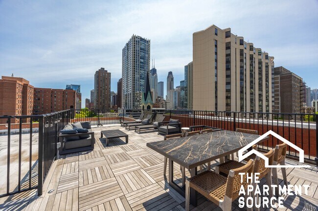 Building Photo - 1140 N La Salle Dr