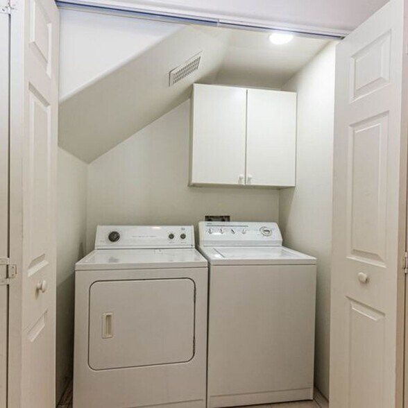 Building Photo - 610 E Waverly St