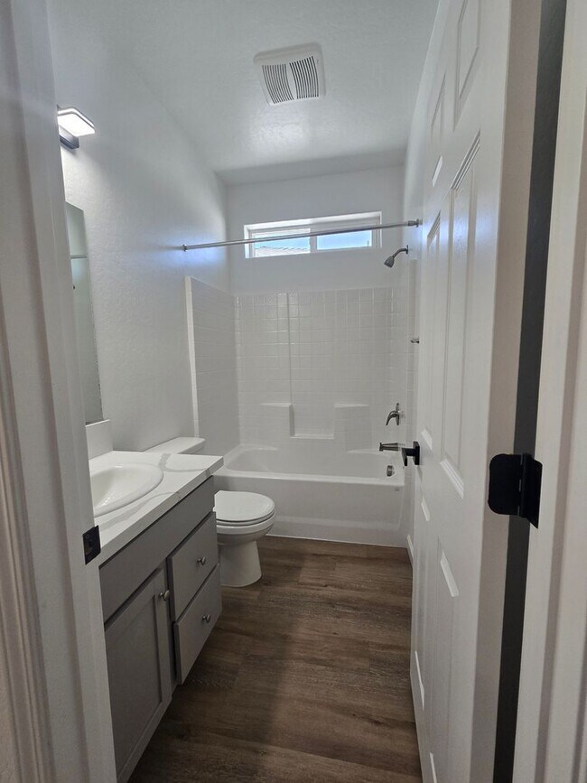 Building Photo - 3 Br 2.5 ba new build home available now