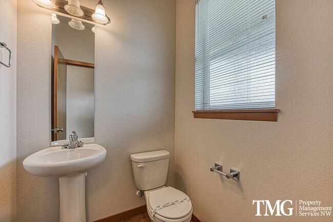 Building Photo - 2BD Duplex in Great Washougal Location! Beautiful Finishes!