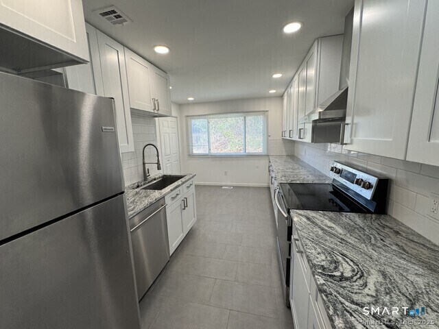 Building Photo - 18 Rivermead