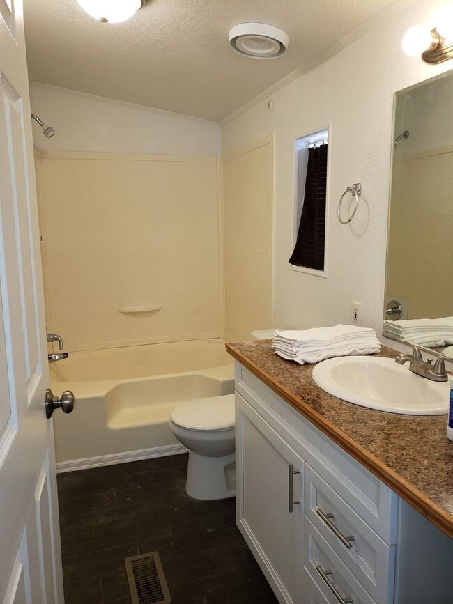 Building Photo - 3 bedroom 2 bath Mobile-home in Hayden