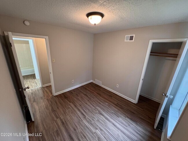 Building Photo - 6475 Forest Glen Dr