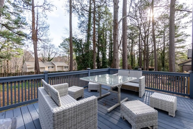Building Photo - 4200 Pickwick Dr