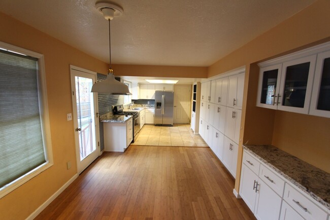 Building Photo - Charming 3-Bed Rockridge Estates Home | Arizona Room & Heated Garage