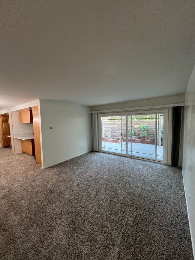 Building Photo - Beautiful 4 Bd Townhouse