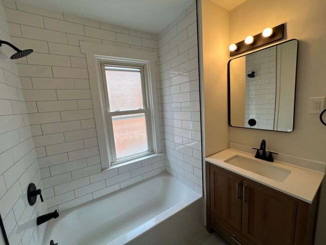 Building Photo - Pittsburgh - 4 Bedroom 2 Bathroom - Recent...