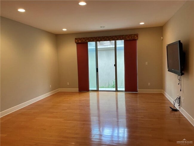 Building Photo - 18 E Thornhill Ave