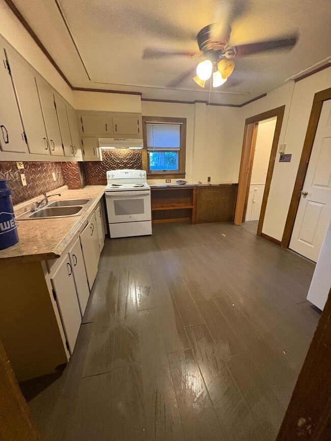 Building Photo - Large 3/4 Bedroom 1/2 Duplex in Stroudsburg borough!