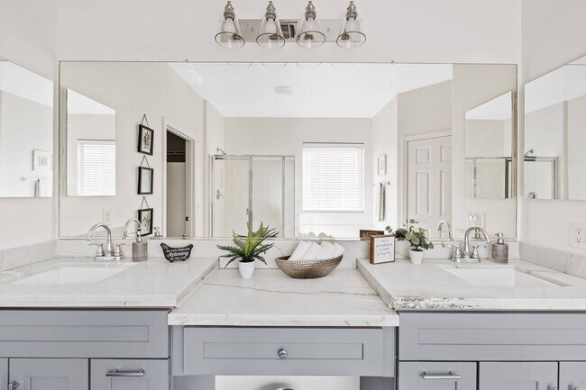 Building Photo - 2372 E Sequoia Dr