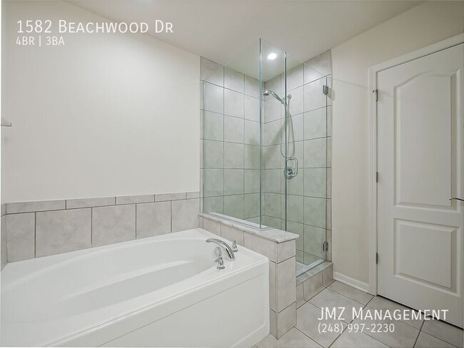 Building Photo - 1582 Beachwood Dr