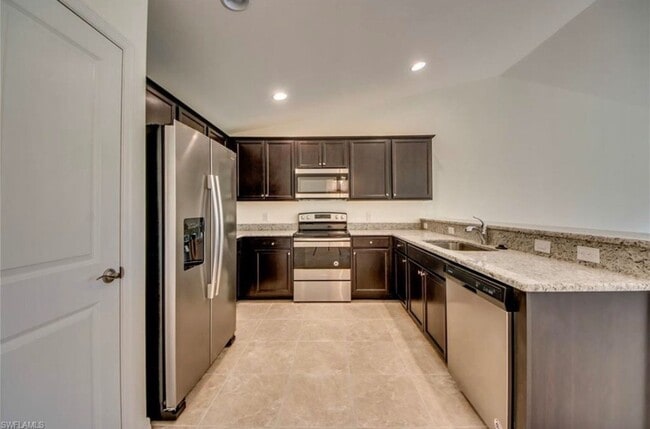 Building Photo - 3 Bedroom 2 Bath 1 Car Garage In Cape Coral!