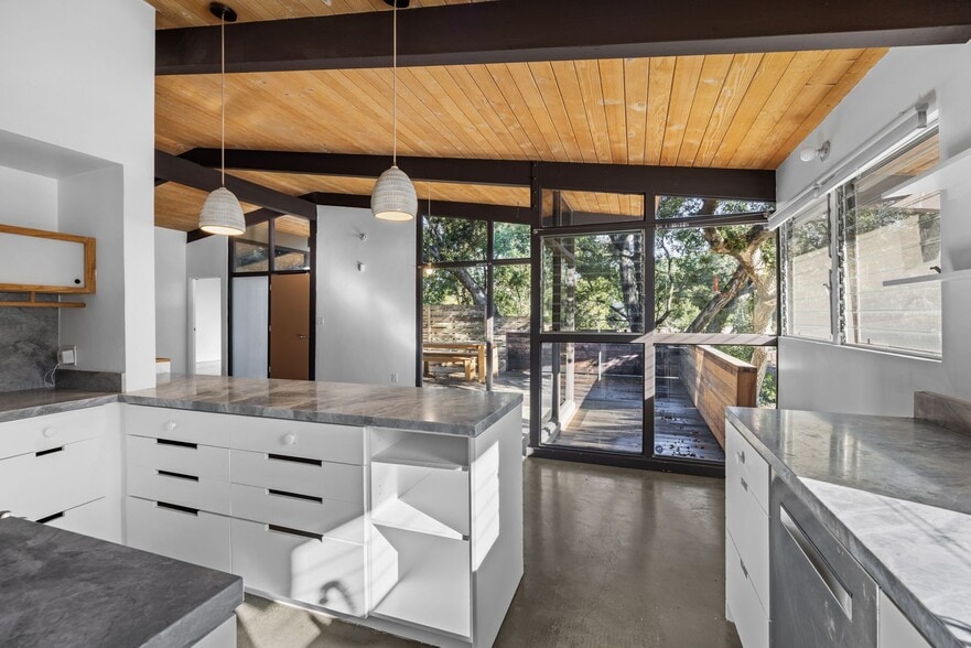 Building Photo - Updated Mid-Century Home in Picturesque Woodland Hills