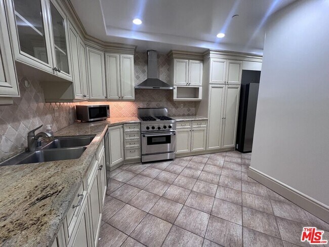 Building Photo - 137 S Spalding Dr